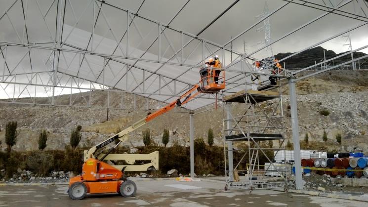 Construcción de loza deportiva techada con estructura metálica.